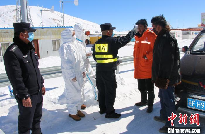 圖為阿里科加邊境派出所聯合寺管會對轄區寺廟僧尼進行疫情防控知識講解。　楊勇 攝