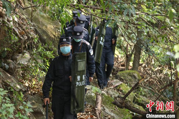 圖為山南玉麥邊境派出所民警慰問返鄉學生并發放口罩。　張元波 攝