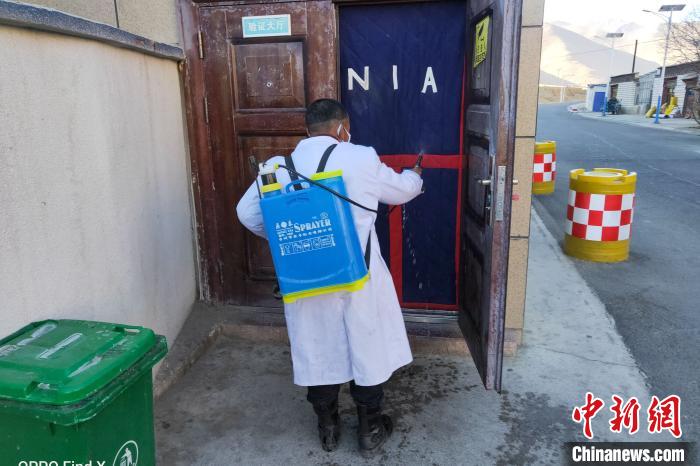 圖為日喀則嘎拉邊境檢查站民警對驗證大廳周圍消毒。　扎西塔杰 攝