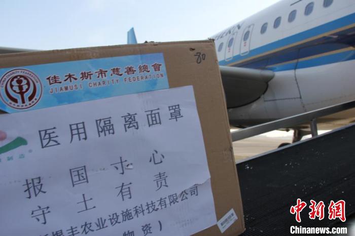 圖為搬運醫療物資。　李冰川 攝