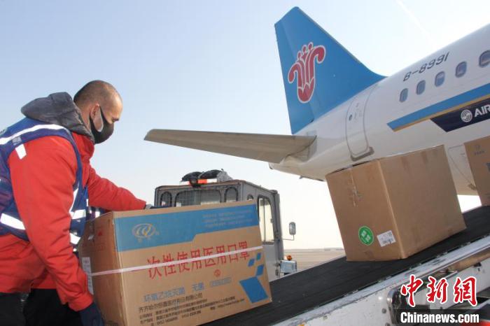 圖為搬運醫療物資。　李冰川 攝