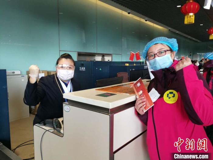 圖為隊員在辦理值機手續。　李冰川 攝