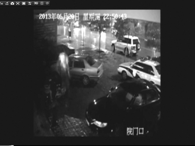 監控顯示曹軍(畫圈處)墜樓現場。