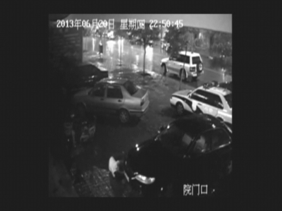 監控顯示曹軍(畫圈處)墜樓后躺倒在地。視頻截屏