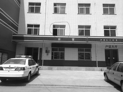 事發時曹軍所在辦公區二樓窗口(畫圈處)。除署名外京華時報記者張劍攝