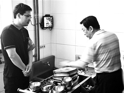 團委書記專盯浪費攝影/本報記者 周敬啟