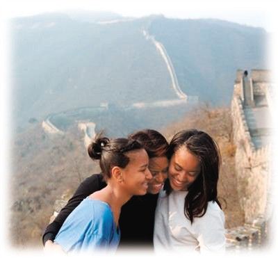 　米歇爾登上長城興奮地與孩子擁抱一起