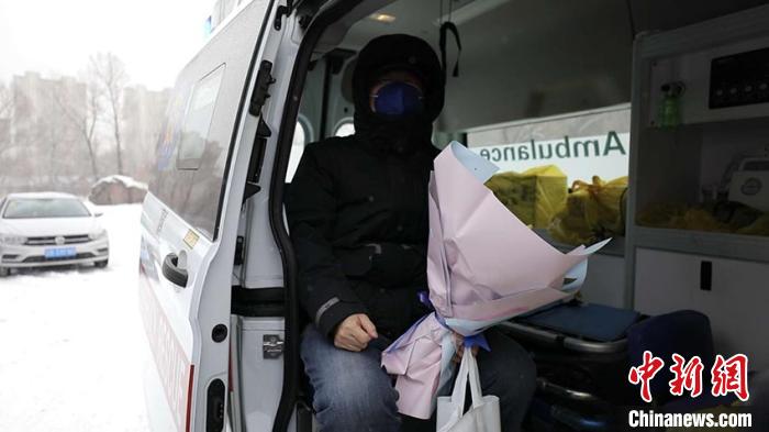 患者乘120離開醫院 石洪宇 攝