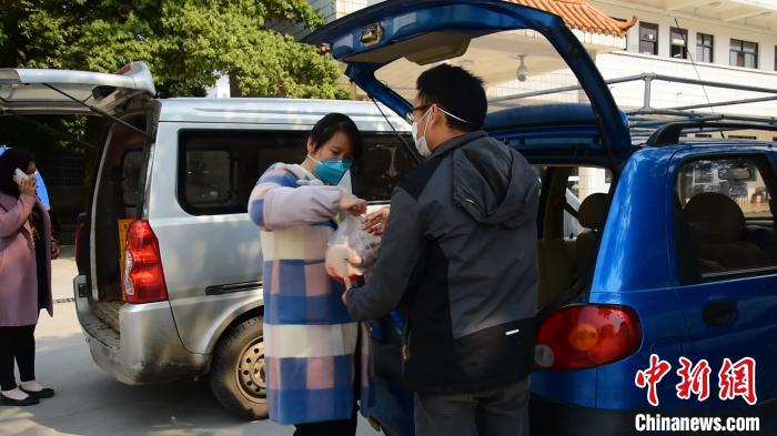 市民到政府中領(lǐng)取訂購的雞鴨。　王以照 攝