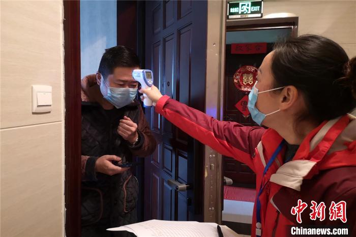 網格員上門檢測體溫 張國榮 攝