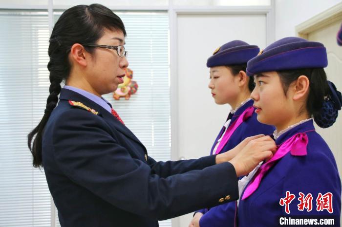 圖為黃麗敏幫助同事打領結。　高峰 攝