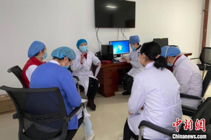 銀川臨時急救醫院醫護人員現場開會討論治療方案?！±钆迳?攝