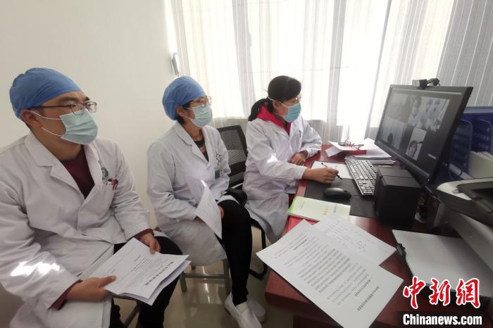 銀川臨時急救醫院醫生與寧夏第四人民醫院醫生在線會診?！±钆迳?攝