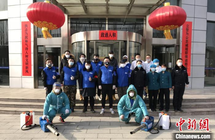 圖為呼和浩特開展抗擊疫情公益活動(dòng)的“90”后公益團(tuán)隊(duì)。　徐小鋼 攝