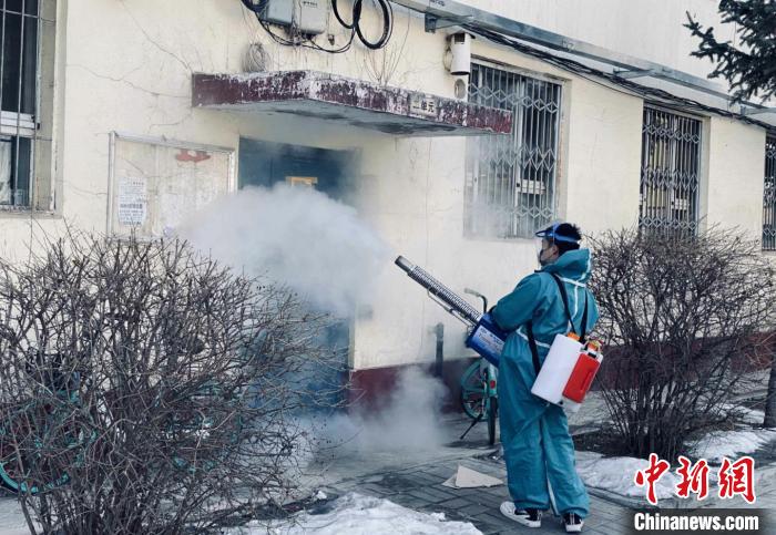 圖為呼和浩特一批“90”后公益團(tuán)隊(duì)開展的抗擊疫情公益活動(dòng)。　徐小鋼 攝