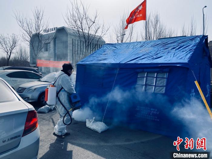 圖為呼和浩特一批“90”后公益團(tuán)隊(duì)開展的抗擊疫情公益活動(dòng)。　徐小鋼 攝