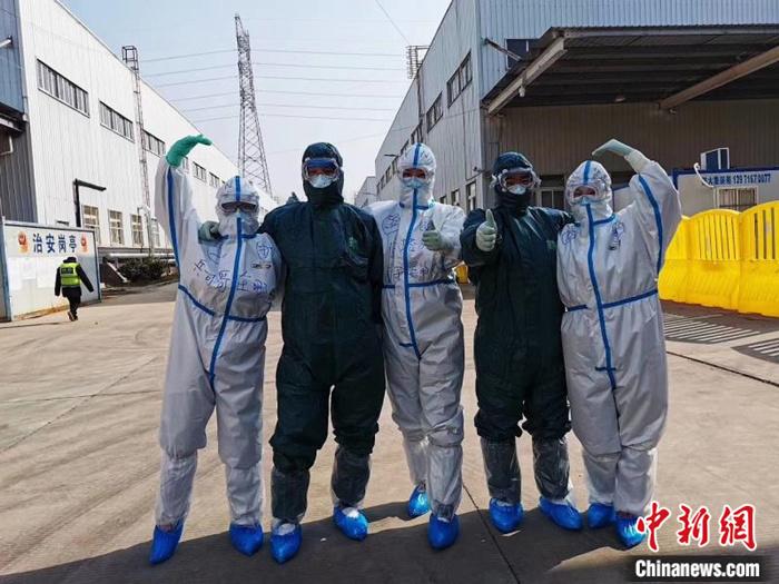 圖為從武漢方艙醫(yī)院“出艙”的內(nèi)蒙古醫(yī)療隊(duì)。內(nèi)蒙古國(guó)際蒙醫(yī)醫(yī)院供圖