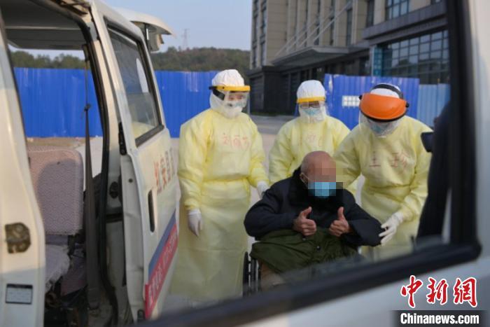 夏爺爺為醫護人員點贊。　李奇 攝