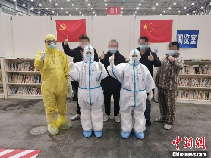 圖為彭國美與同事、患者合照。 攀枝花市第三人民醫院供圖