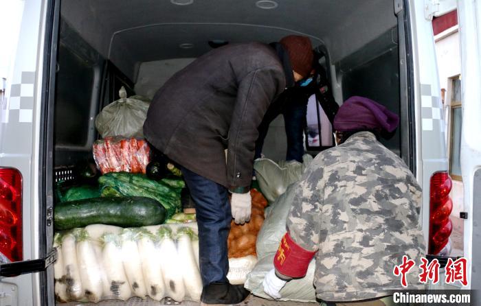 圖為那曲市安多縣牧民把免費領到的蔬菜進行裝車。　安多縣縣委宣傳部供圖 攝