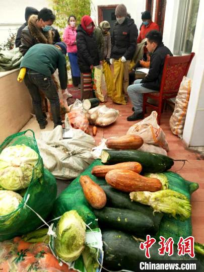 圖為那曲市安多縣牧區民眾在家門口領取物資。　安多縣縣委宣傳部供圖 攝