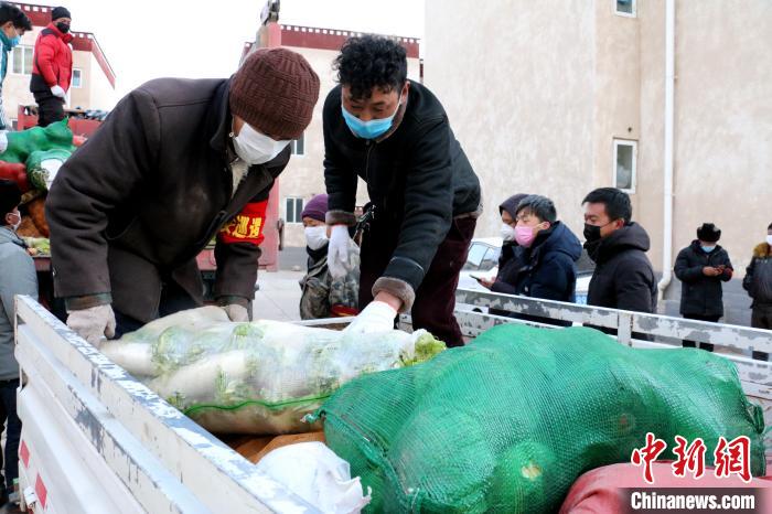 圖為那曲市安多縣牧民把免費領到的蔬菜進行裝車。　貢桑拉安多縣縣委宣傳部供圖姆 攝