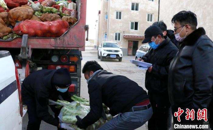 圖為那曲市安多縣疫情防控領導小組辦公室組織的工作人員向牧區民眾發放捐贈物資。　安多縣縣委宣傳部供圖 攝