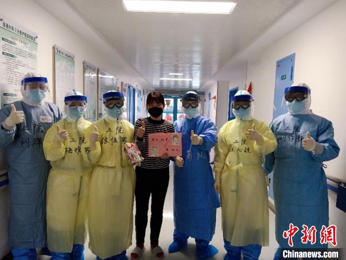 北醫(yī)三院治愈的首位患者領(lǐng)到“畢業(yè)證書”。　鐘欣 攝