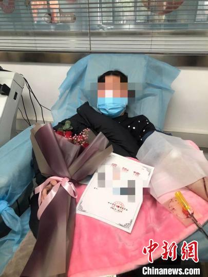 新冠肺炎康復患者在捐獻血漿。浙大一院供圖