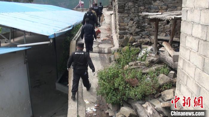 圖為現(xiàn)場(chǎng)查獲疑似豹貓的貓皮、骨架等物品。建水縣森林公安局供圖