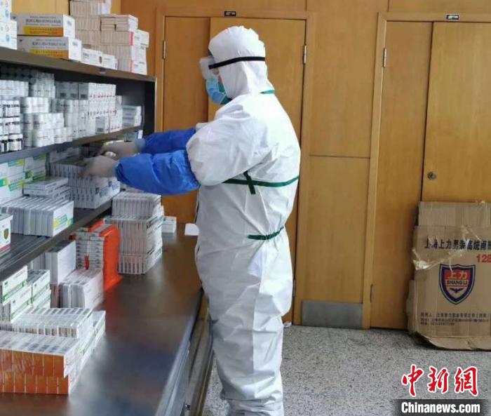 藥師為患者配藥。中國藥科大學供圖