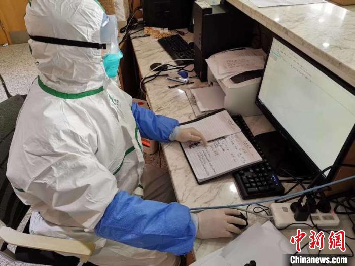 藥師統計患者所需藥物。中國藥科大學供圖