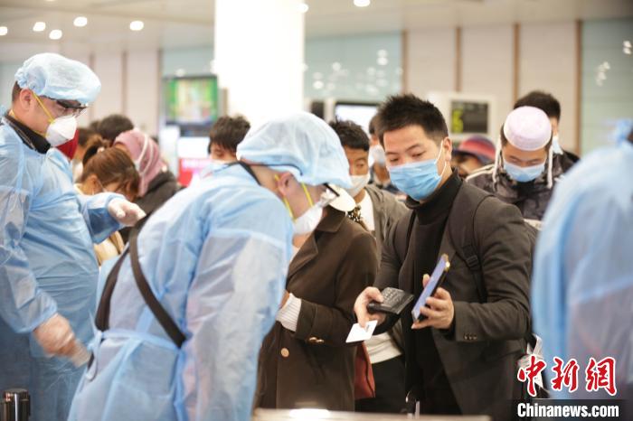 返贛復工人員在出站前接受工作人員健康監測。　姜濤 攝