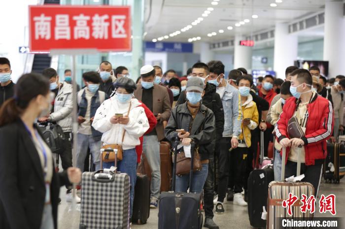 本次航班由南昌市高新區管委會統一包機，接運南昌多家單位及企業返贛復崗職工。　姜濤 攝