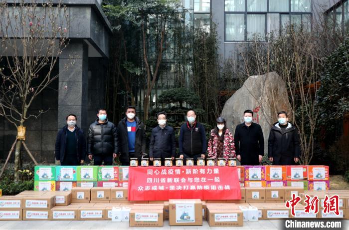 四川省新聯(lián)會向甘孜州捐贈物資。 四川省委統(tǒng)戰(zhàn)部供圖