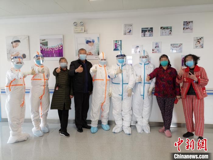 病房陸續(xù)有病人出院，準備出院的病人臉上洋溢著笑容。山東省第三批支援湖北醫(yī)療隊隊員、山東大學齊魯醫(yī)院重癥專業(yè)主管護師劉潔和隊員們的心情也如武漢的天氣一樣，一天比一天晴朗。山東大學齊魯醫(yī)院供圖