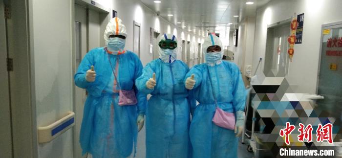 山東省第五批支援湖北醫(yī)療隊隊員、山東大學齊魯醫(yī)院重癥專業(yè)護師劉一鳴與同事互相鼓勁加油。山東大學齊魯醫(yī)院供圖