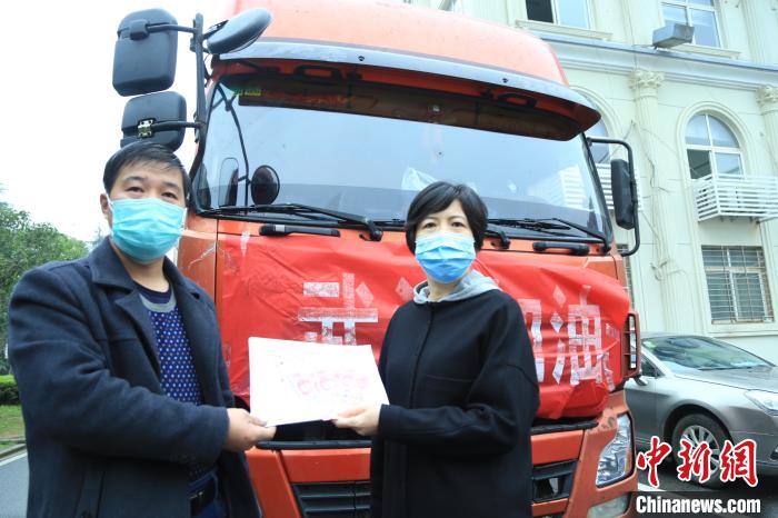 甘肅靜寧果農向武漢江夏捐贈3000箱愛心蘋果 李鵬程 攝