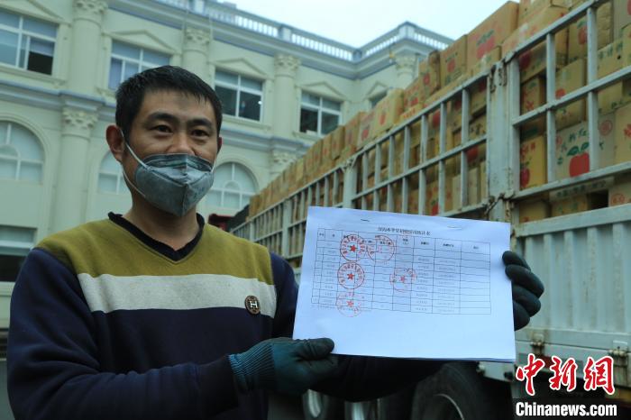 展示果農捐贈情況統計表 李鵬程 攝