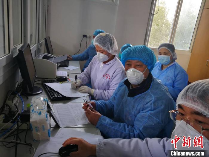 指導、商討救治方案。南京醫科大學第二附屬醫院供圖