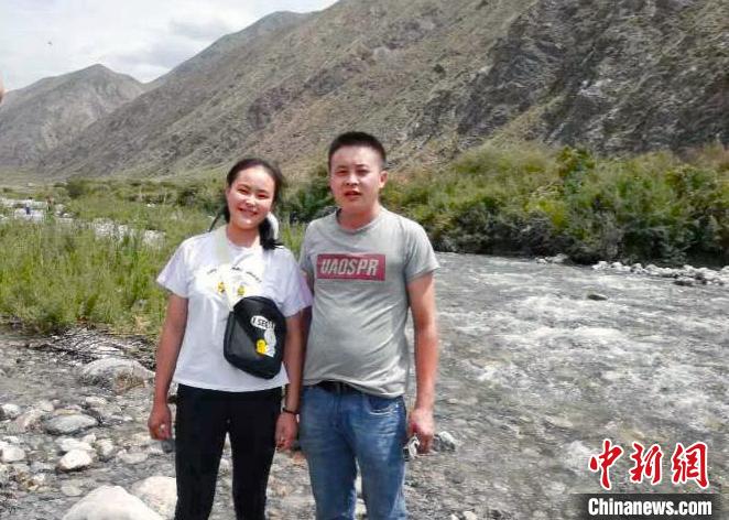 張成鵬帶妹妹出游時一起合影留念。新疆巴州馳援湖北醫療隊提供