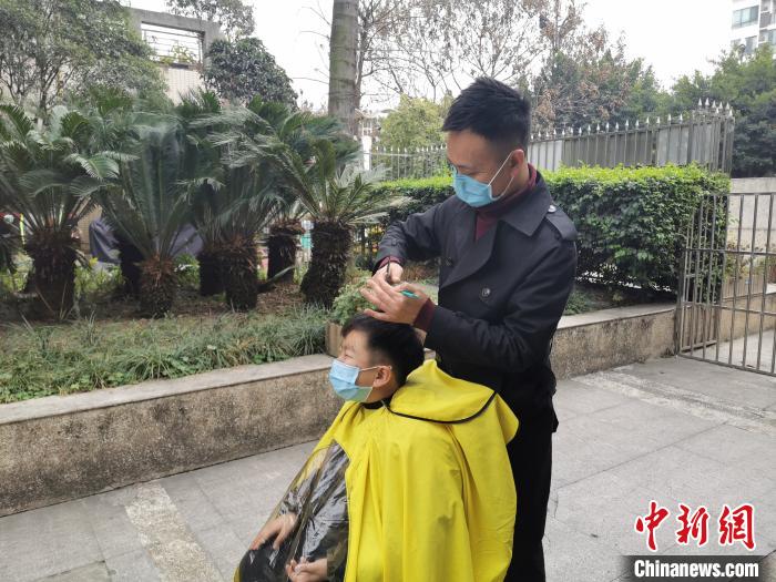 孫志勇為小區居民理發。　何浠 攝