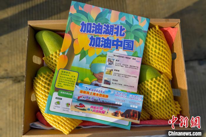 三亞在芒果包裝箱內(nèi)附送了價值100元的天涯海角游覽區(qū)海上觀光艇船票，以及參與“買一捐一”消費者的留言。　駱云飛 攝
