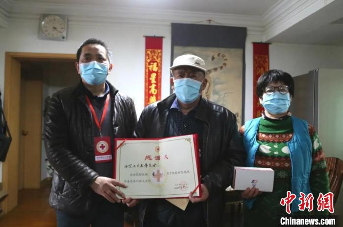 湖州市紅十字會工作人員上門為王偉父母頒發榮譽證書。湖州市宣傳部提供