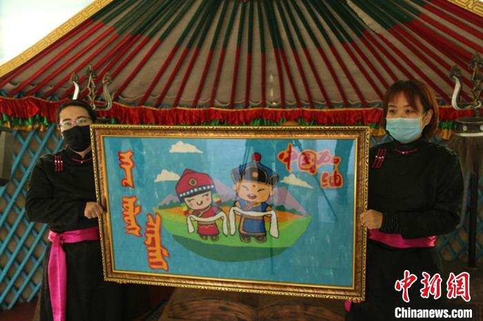 圖為老師們展示毛氈畫作品。　李敏 攝