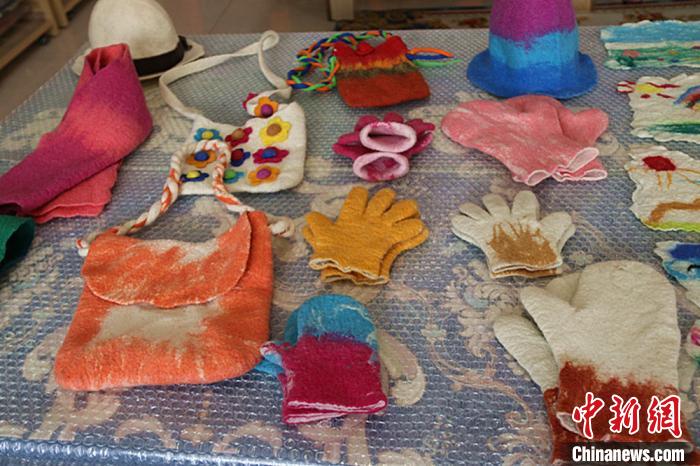 圖為用羊毛氈材料制作的各種物品。　張雅楠 攝