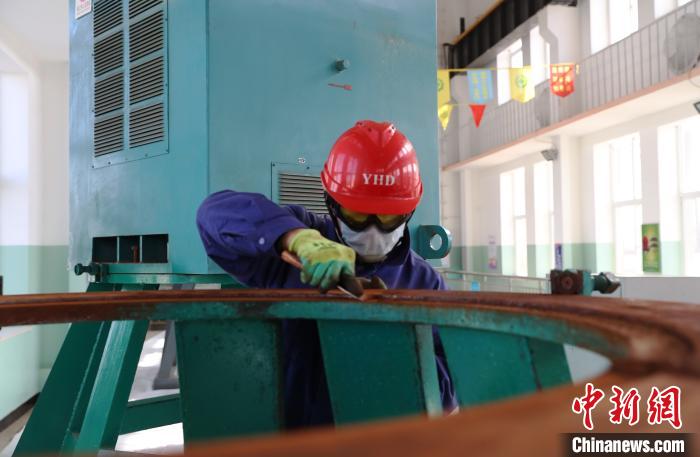 工作人員正在進行設備清污。　于晶 攝