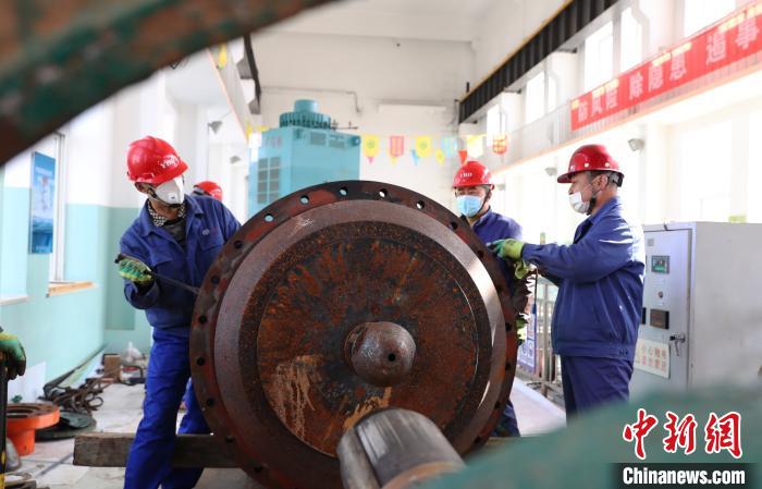 工作人員正在進行設備檢修。　于晶 攝