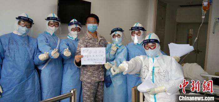 吳小軍(右二)和同事一起與即將出院的患者合影。受訪人本人供圖