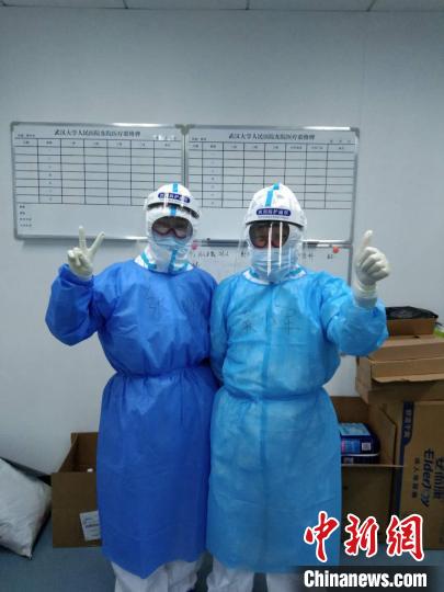 吳小軍(右)和同事查房完畢。受訪者本人供圖